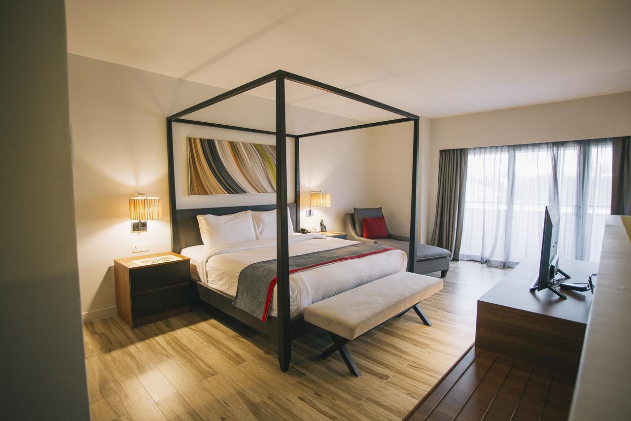 Sand&Sandals Desaru Beach Resort&Spa Bagian luar foto A bedroom at the hotel