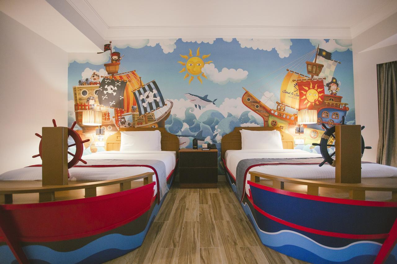 Sand&Sandals Desaru Beach Resort&Spa Bagian luar foto A room at the Great Wolf Lodge in Concord, North Carolina