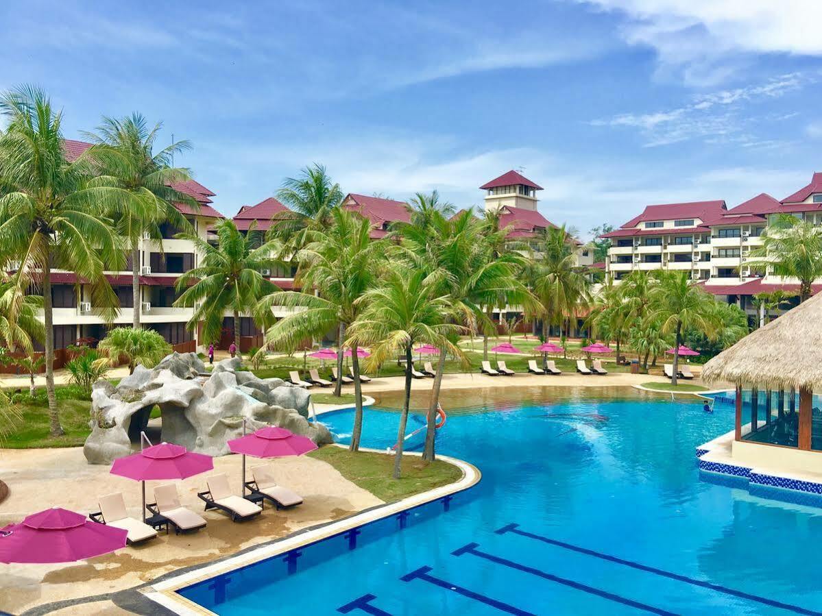 Sand&Sandals Desaru Beach Resort&Spa Bagian luar foto The swimming pool at the resort